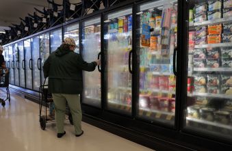 u.s.-economy-slowed-q2-growth-halves-amid-persistent-inflation.jpg