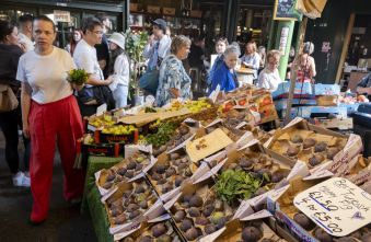 uk-economy-registers-unexpected-01-growth-amidst-headwinds.jpg