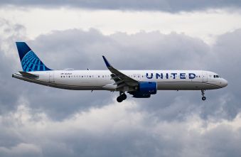 united-airlines-flight-attendants-ratify-new-contract-with-31-raises-this-summer.jpg
