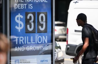 us-government-debt-soars-past-40-trillion-a-warning-for-macro-stability.jpg
