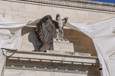 watchdog-report-is-critical-of-former-fed-officials-in-stock-trading-controversy-scaled.jpg